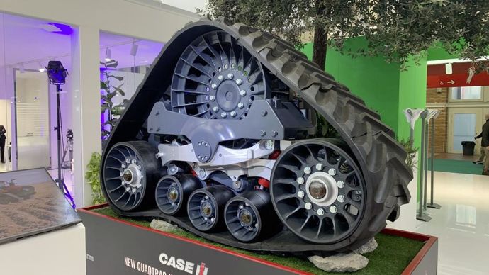 Case IH a amélioré les suspensions des chenilles de son tracteur Quadtrac. Baptisé Heavy Duty, le système réduit les vibrations, soulageant l’opérateur et diminuant le compactage du sol.