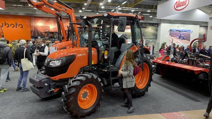 Pour les 10 ans de la série M7, Kubota lance les tracteurs M7004 (130 à 175 ch). Le bloc de refroidissement est positionné à l'avant, pour un accès aux composants et une maintenance aisés.