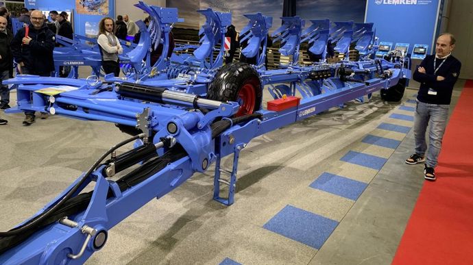 Avec ses 5 à 8 corps et son châssis massif à profil carré, la charrue Diamant 18 de Lemken est conçue pour les tracteurs jusqu’à 650 ch et les conditions d’utilisation extrêmes, notamment sur sols secs.