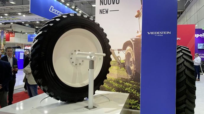 Vredestein se lance dans le pneumatique dédié aux pulvérisateurs traînés et automoteurs avec le Traxion Crop Care dont la conception offre, selon le manufacturieur, une stabilité accrue de 30 %.