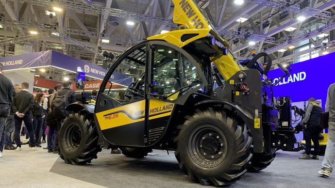 New Holland complète sa gamme de télescopiques avec le compact TH6.26. Malgré sa hauteur (1 955 mm) et son empattement (2 525 mm) réduits, il atteint une hauteur de levage de 5,80 m.