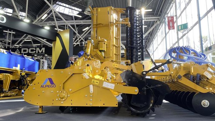 La fraise rotative Tyson d’Alpego ne fait pas dans la dentelle : elle hache et enfouit jusqu’à 28 cm. L’outil se déploie sur 5 ou 6 mètres et peut se combiner avec les trémies frontales du constructeur.