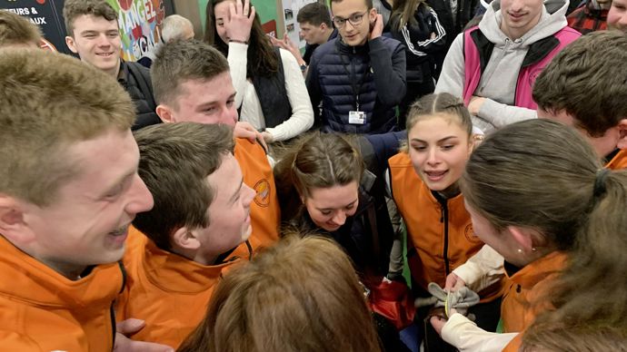  - Fin de l'épreuve, des larmes de soulagement coulent à flots et l'équipe au grand complet improvise un câlin général.