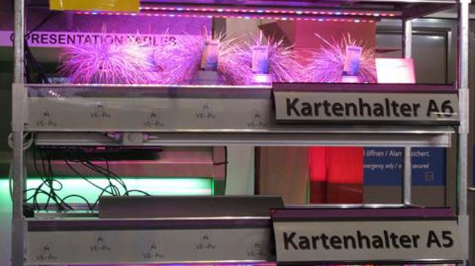 © Valérie Vidril Sur le stand de FormFlex (Pays-Bas), un rack de culture Growracks TM (éclairage led, système d'irrigation...) destiné aux restaurants, aux écoles... 
