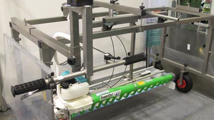 © Valérie Vidril Le CutMobil est un châssis permettant d'utiliser l'outil de taille SuperCut à une seule personne (Auerbach Ltd, Allemagne). 