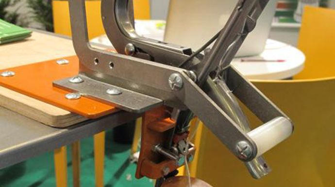 © Valérie Vidril L'entreprise française Vigouroux réalise plus de 90 % de son chiffre d'affaires à l'export avec sa pince à lier Attalink. Ici, la botteleuse d'atelier pour petits paquets Attalink-6AM à fixer sur table.