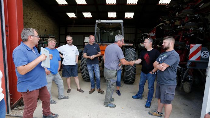 Les agriculteurs du groupe briennois du club Agrosol se sont réunis le 17 juin, à Saint-Léger-sous-Brienne (Aube), dans l’exploitation d’Adrien (à dr.), pour le dernier tour de plaine avant la moisson. Le club, qui dénombre 400?agriculteurs, est divisé en 20 groupes et animé par Jean-Luc Forrler (à g.). © GUTNER