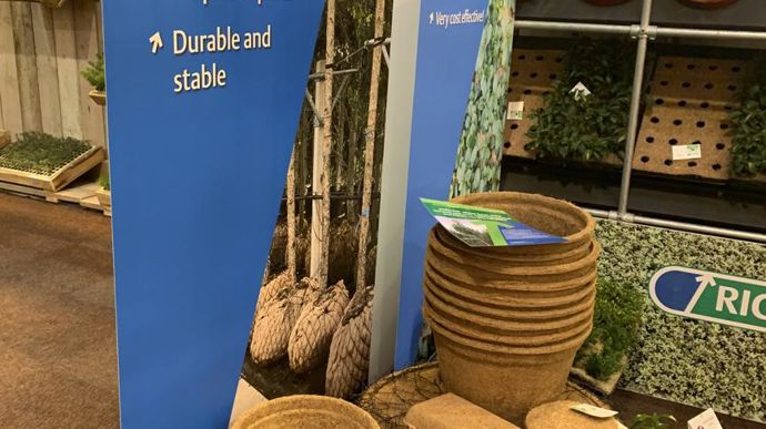 De nombreux fournisseurs présentaient des systèmes alternatifs au plastique : coco, fibre de bois… © LH