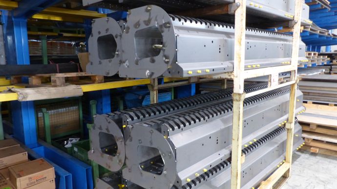 Des pièces sont entreposées au sein de l’usine avant d’être mises en peinture par une entreprise externe.