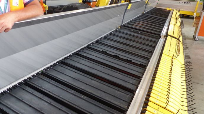 Un atelier spécifique est dédié au montage des pick-up et du tapis. Ce dernier est testé seul puis fixé sur son châssis. Ici, les déflecteurs en téflon et les dents de ramassage sont ajustés.
