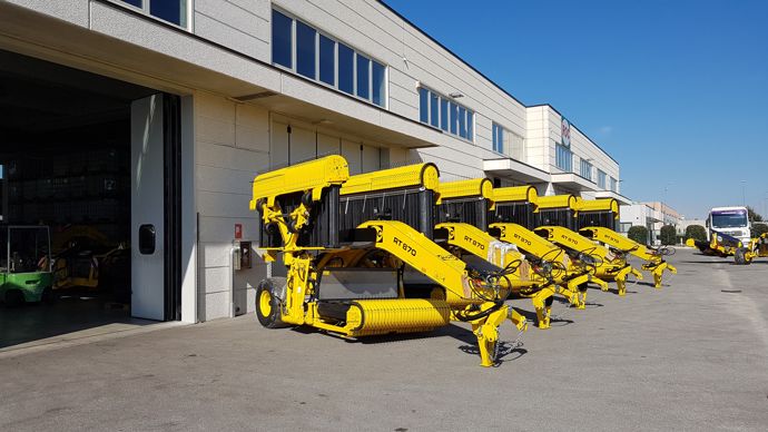 À la sortie de l’usine, les andaineurs sont tous testés puis entreposés avant leur expédition. Affichant une largeur de travail entre 3,8 et 12,2 m, ils sont conditionnés de manière à optimiser leur volume de chargement dans les camions.