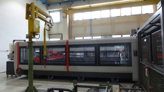 Une unité de découpe plasma assure le travail des plaques d’acier ou d’aluminium, lesquelles présentent jusqu’à 25 mm d’épaisseur et 2,4 m de longueur. Elle est associée à une machine-outil effectuant son chargement/déchargement automatique.