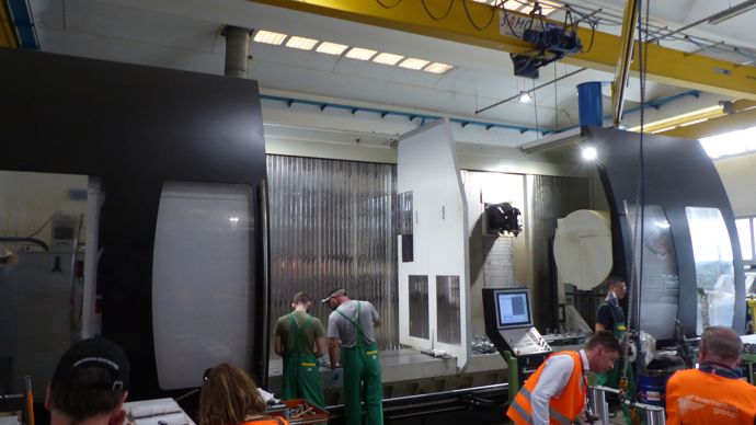 Une fraise à colonne usine des pièces de grande taille, jusqu’à 1,2, 1,6 et 5 m dans les trois dimensions. Elle est constituée de deux espaces de travail afin de limiter les temps morts lors du changement des outils (60 pièces disponibles).