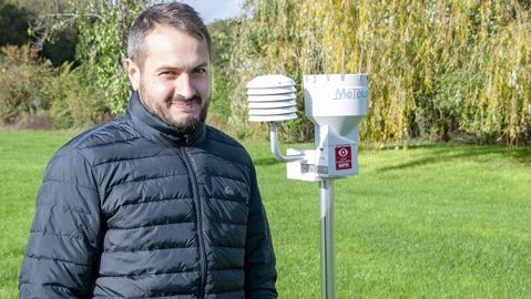 Guillaume Compin, céréalier dans l'Indre, a investi dans la station météo connectée Météus il y a trois ans. Guillaume Compin, céréalier dans l'Indre, a investi dans la station météo connectée Météus il y a trois ans.