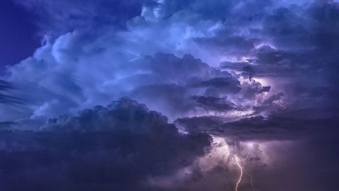 « Sur l’ensemble de l’épisode, des grains orageux seront susceptibles de provoquer des rafales localement beaucoup plus fortes, voire des phénomènes tourbillonnaires de type tornades », prévient MeteoNews. « Sur l’ensemble de l’épisode, des grains orageux seront susceptibles de provoquer des rafales localement beaucoup plus fortes, voire des phénomènes tourbillonnaires de type tornades », prévient MeteoNews.