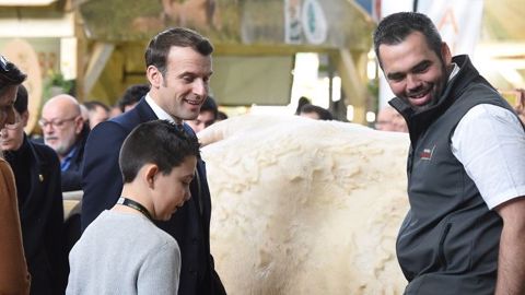 Emmanuel Macron avec Ideale et son éleveur sur le Salon de l'agriculture 2020.