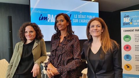 Ilana Casillo, présidente du débat sur la Pac, Karine Le Marchand, présentatrice de l'émission "l'Amour et dans le pré" et marraine du débat, et Chantal Jouanno, présidente de la CNDP, dimanche 23 février au salon de l'agriculture. Ilana Casillo, présidente du débat sur la Pac, Karine Le Marchand, présentatrice de l'émission "l'Amour et dans le pré" et marraine du débat, et Chantal Jouanno, présidente de la CNDP, dimanche 23 février au salon de l'agriculture.