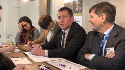 Jérôme Volle (au centre), président d'Agrica, lors d'un point presse au salon de l'agriculture, le 26 février. Jérôme Volle (au centre), président d'Agrica, lors d'un point presse au salon de l'agriculture, le 26 février.