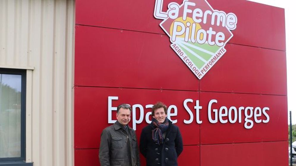 Philippe Leclercq et Maximilien Carré, devant l'Espace Saint-Georges de la Ferme pilote en agro-écologie performante, dédié à l'accueil du public.