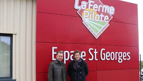 Philippe Leclercq et Maximilien Carré, devant l'Espace Saint-Georges de la Ferme pilote en agro-écologie performante, dédié à l'accueil du public.