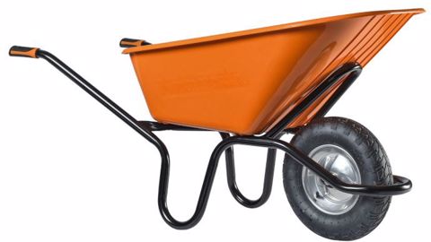 La brouette Crusader 120 peut contenir jusqu'à 120 l grâce à sa cuve de 61 cm de profondeur. La brouette Crusader 120 peut contenir jusqu'à 120 l grâce à sa cuve de 61 cm de profondeur.