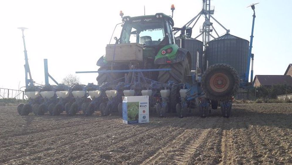 Exemptés de confinement car l'activité agricole est considérée comme une "mission essentielle au pays", les agriculteurs, ici Vincent Guyot, s'activent pour les semis de printemps.
