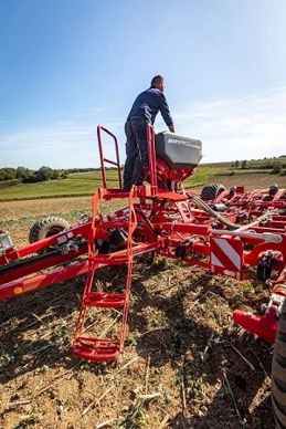 Le semoir HORSCH MiniDrill permet aux machines de travail du sol d’effectuer des semis. Tout comme les trémies arrières et frontales Partner, celle du MiniDrill est pressurisée garantissant par exemple un semis homogène de mélanges de graines. (©Horsch) (©Horsch)